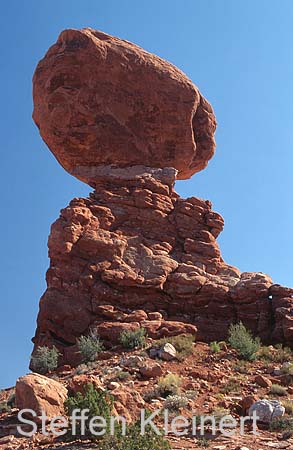 arches np - balanced rock - utah - national park usa 010