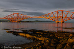 2683 Schottland, Edinburgh, Firth of Forth Bridge, abends